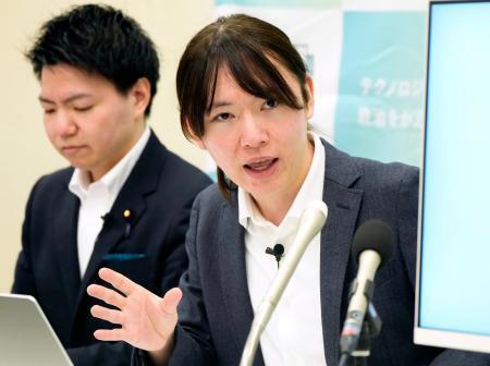 　記者会見するチームみらいの安野党首（右）＝２５日午前、国会