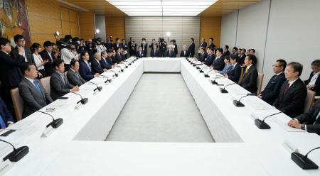 　首相官邸で開かれた月例経済報告等に関する関係閣僚会議＝２６日午後