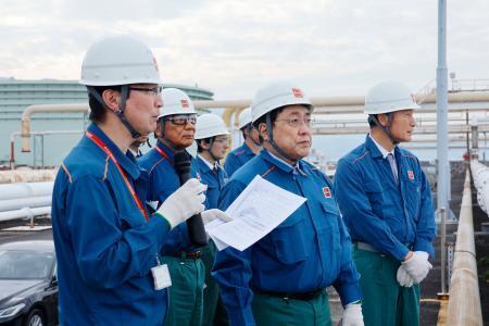 　ＥＮＥＯＳ喜入基地を視察する赤沢経産相（右から２人目）＝３１日午後、鹿児島市