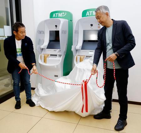 　ファミリーマートの店内でＡＴＭをお披露目する同社の小谷建夫社長（左）と、セブン銀行の松橋正明社長＝１日午前、東京都港区