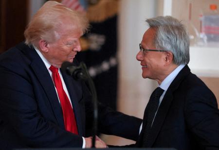 　握手するトランプ米大統領（左）と米半導体大手エヌビディアのジェンスン・フアンＣＥＯ＝２０２５年４月、ワシントン（ロイター＝共同）