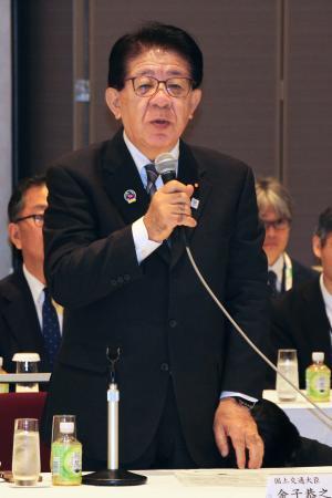 　日本建設業連合会と不動産協会の初会合に補助参加し、あいさつする金子国交相＝１日午前、東京都千代田区