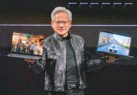 　新製品の説明をする米エヌビディアのジェンスン・フアンＣＥＯ＝１日、台北市（共同）