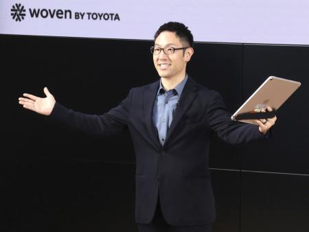　「ウーブン・シティ」の式典に登壇した豊田大輔氏＝４月、静岡県裾野市
