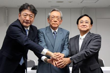 　撮影に応じる東京電力ホールディングス次期会長の横尾敬介氏（中央）ら＝２日午後、東京都千代田区