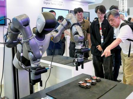 　コンピューテックス台北で展示された、ＡＩを活用したシステムで動くというロボット＝２日、台北市（共同）