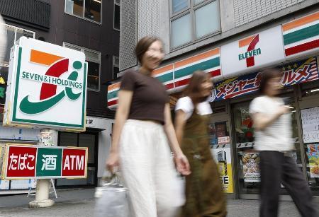 　セブン-イレブンの店舗＝２０２５年７月、東京都新宿区