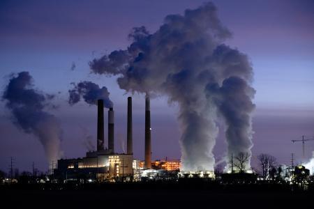 　米南部ケンタッキー州ルイビルにある石炭火力発電所＝２月（ゲッティ＝共同）