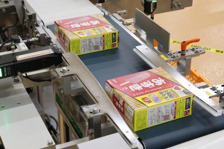 　新工場「アイスＦＡＣＴＯＲＹ」で包装された「あずきバー」＝５日午後、津市