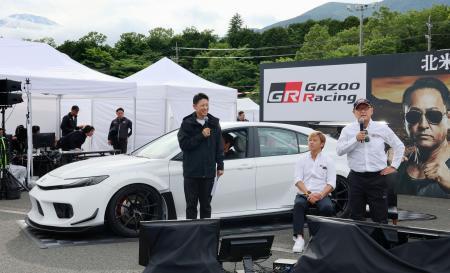 　「カムリ」の改造車の前で話すトヨタ自動車の豊田章男会長（右）＝５日午後、静岡県小山町の富士スピードウェイ
