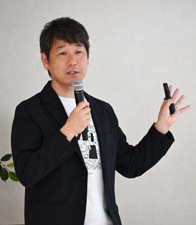 　事業説明会で話す、みんなの銀行の永吉健一頭取＝１２日午前、東京都中央区（同行提供）