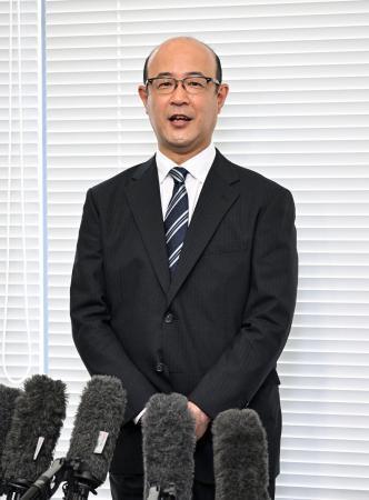 　定時株主総会を終え、取材に応じるトヨタ自動車の近健太社長＝１７日午前、愛知県豊田市