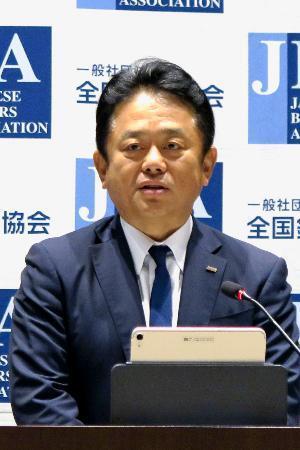 　記者会見する全国銀行協会の加藤勝彦会長＝１８日午後、東京都千代田区