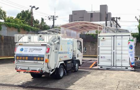 　バッテリーの交換装置へ向かうゴミ収集の電気自動車＝１８日午後、横浜市