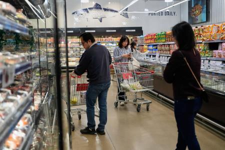 　米中西部イリノイ州シャンバーグの食料品店で買い物する客＝５月（ＡＰ＝共同）