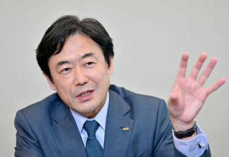 　インタビューに答えるＫＤＤＩの松田浩路社長