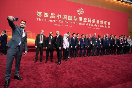 　「第４回中国国際サプライチェーン促進博覧会」の会場で記念写真を撮る人たち＝２２日、北京（共同）