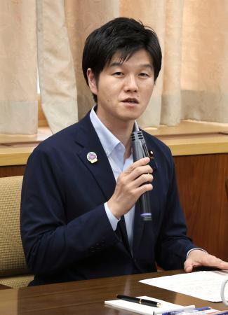 　畜産物の安定供給に向けた官民の会合で発言する鈴木農相＝２３日午後、農水省