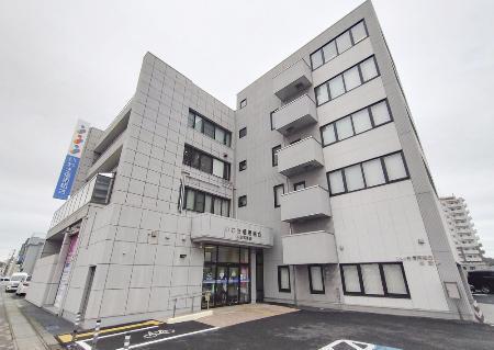 　いわき信用組合本部と本店営業部が入る建物＝５月、福島県いわき市