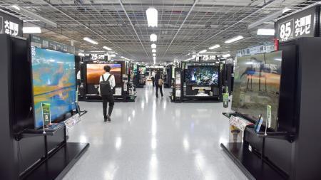 　「ヨドバシカメラ　マルチメディア池袋」のテレビ売り場＝２９日午前、東京都豊島区