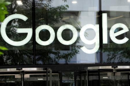　グーグルのオフィスに掲げられたロゴ＝２０２５年６月、ロンドン（ロイター＝共同）