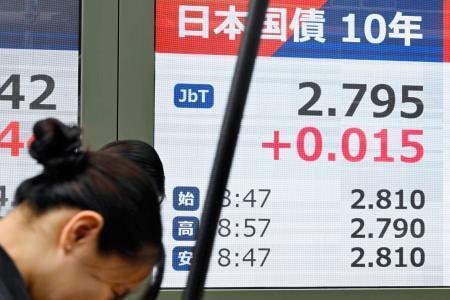 　国債市場の１０年債利回りを示すモニター＝３日午前、東京都中央区