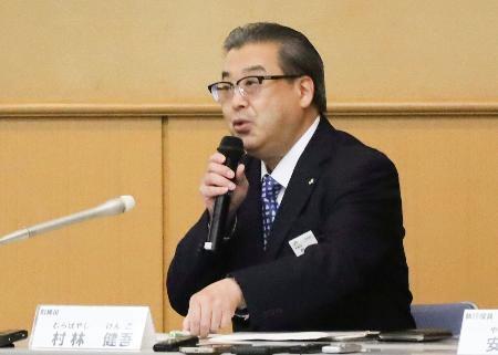 　２０２５年度分の線区別収支を説明するＪＲ北海道の村林健吾取締役＝３日午後、札幌市