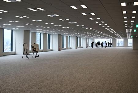 　高層複合ビル「淀屋橋ゲートタワー」の高層階にあるオフィスフロア＝７日午後、大阪・淀屋橋