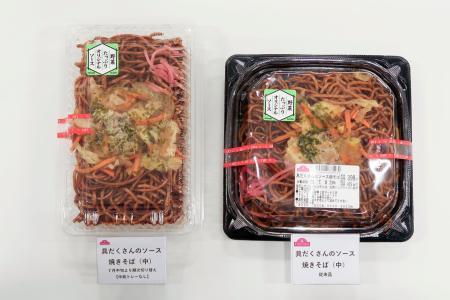 　イオンＰＢ「トップバリュ」の容器を簡素化した焼きそば（左）＝８日、東京都内