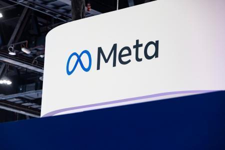 　米メタのロゴ＝２０２５年１０月、ＵＡＥアブダビ（ゲッティ＝共同）