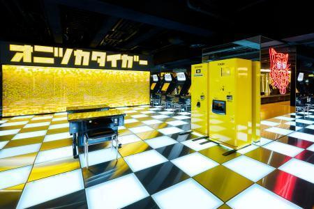 　「オニツカタイガー」の旗艦店＝東京・新宿