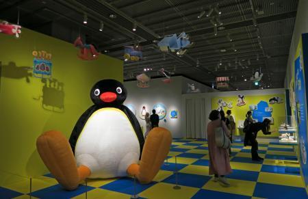 　「ピングー展」の会場＝９日午前、東京・有楽町（（Ｃ）可愛いだけじゃない！？ピングー展　（Ｃ）２０２６　ＪＯＫＥＲ．）