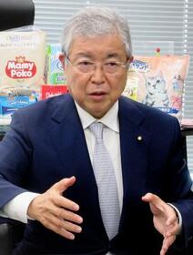 　インタビューに答えるユニ・チャームの高原豪久社長