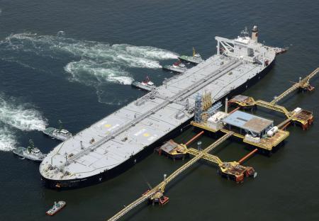 　中東情勢の悪化後にホルムズ海峡を通過し、日本に到着した出光興産の大型原油タンカー「出光丸」＝５月２５日、愛知県知多市沖（共同通信社ヘリから）