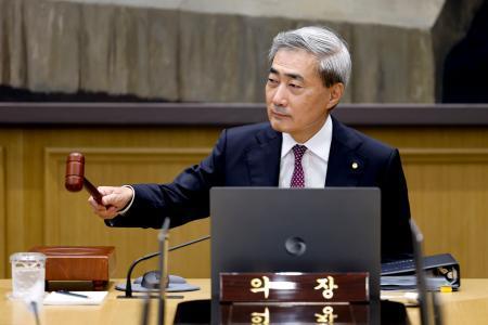 　１６日、ソウルの韓国銀行で、金融通貨委員会に出席した申鉉松総裁（聯合＝共同）