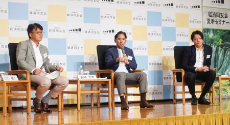 　講演するオープンＡＩ日本法人の長崎忠雄社長（中央）ら＝１７日午後、長野県軽井沢町