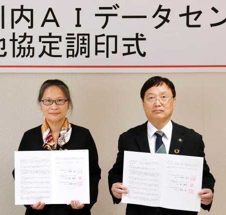 　立地協定を締結した、鹿児島県薩摩川内市の田中良二市長（右）とＣＤＩＢキャピタルグループらが設立した日本法人のナン・イージュン代表＝１８日午前、薩摩川内市役所