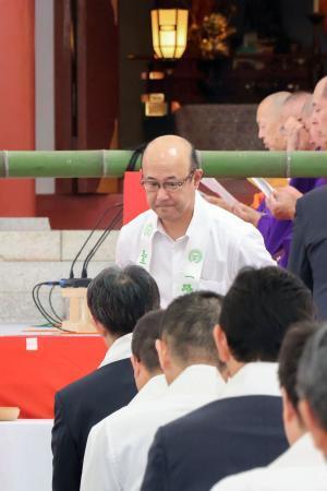 　長野県茅野市の聖光寺で交通安全を祈願したトヨタ自動車の近健太社長＝１８日午前