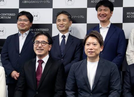 　「人間中心のＡＩコンソーシアム」設立の記者会見で写真に納まる共同代表理事の山本龍彦慶応大教授（前列右）ら＝２１日午後、東京都港区