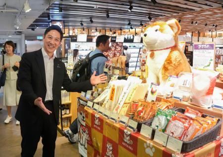 　香港のスーパーマーケットで秋田県の特産品をＰＲする鈴木健太知事＝２２日（共同）