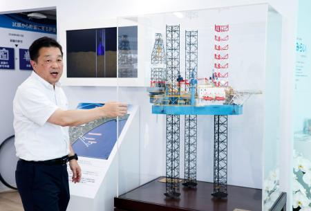 　掘削試験のための施設の模型を説明する「首都圏ＣＣＳ」の屋義昭社長＝２２日午前、千葉県九十九里町