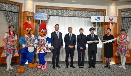 　記念撮影するＪＲ西日本の倉坂昇治社長（右から５人目）とＵＳＪ運営会社の村山卓社長（同６人目）ら＝２３日午後、大阪市