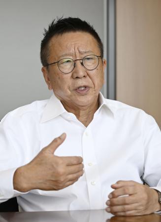 　インタビューに応じるエディオンの久保允誉会長