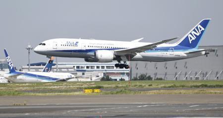 　羽田空港に着陸する全日空の航空機＝５月