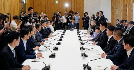 　首相官邸で開かれた政府与党政策懇談会＝２９日午前