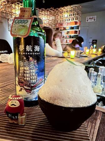 　沖縄県の忠孝酒造の泡盛「夢航海」を使った、「ぶくぶく茶」をイメージした泡に包まれたカクテル＝２２日、中国・上海（共同）
