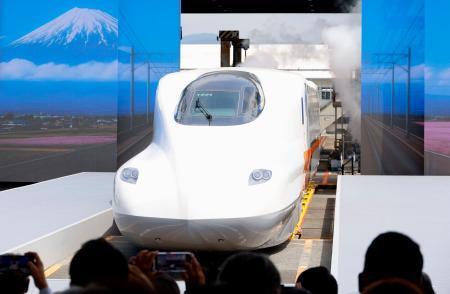 　出荷セレモニーでお披露目された新型車両「Ｎ７００ＳＴ」＝３０日午前、山口県下松市