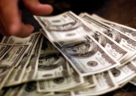 　米ドルの紙幣（ロイター＝共同）