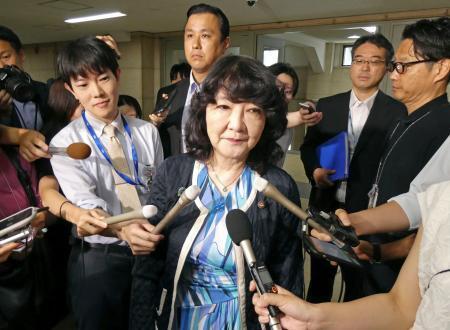 　取材に応じる片山財務相（手前）＝３１日午前、財務省