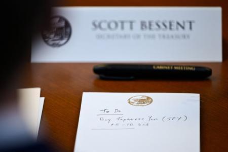 　米東部時間７月３１日午前１１時半過ぎに撮影された、日本円購入と書かれたベセント財務長官の手元のメモ＝ワシントン近郊（ロイター＝共同）